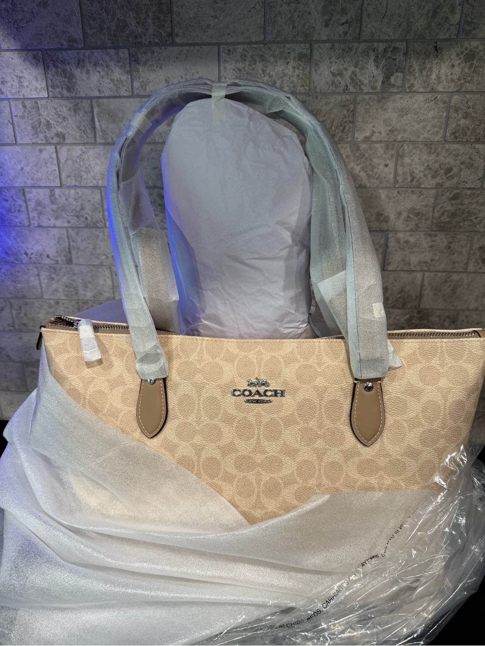 Gallery Tote Bag In Signature Canvas - Picture 5 of 8